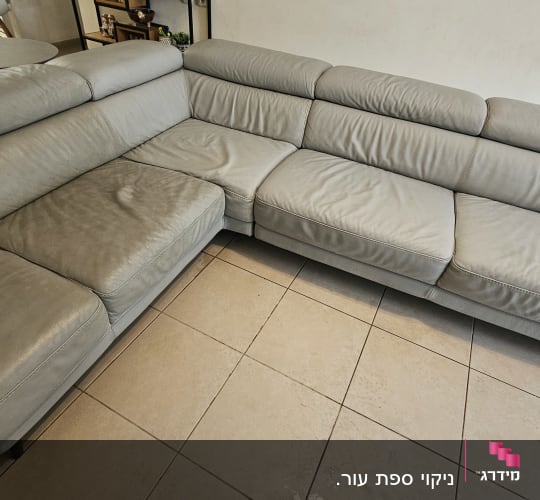 ספה אפורה על רצפת אריחים